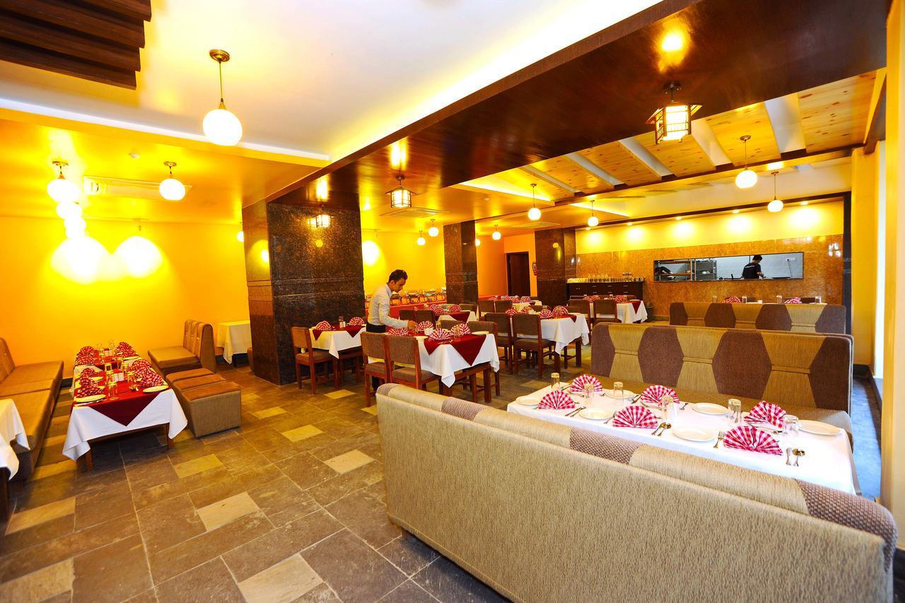 Hotel Queens Park Похара Екстериор снимка