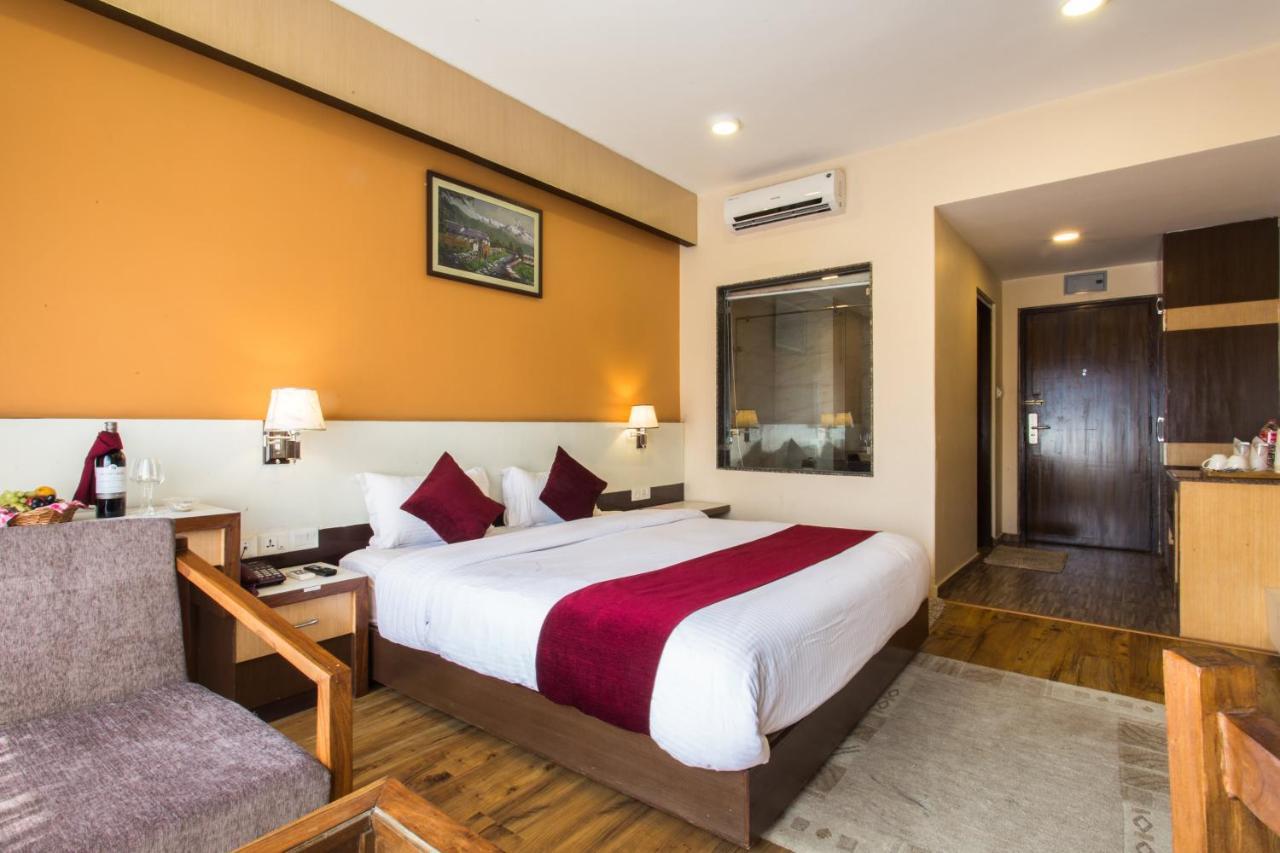 Hotel Queens Park Похара Екстериор снимка