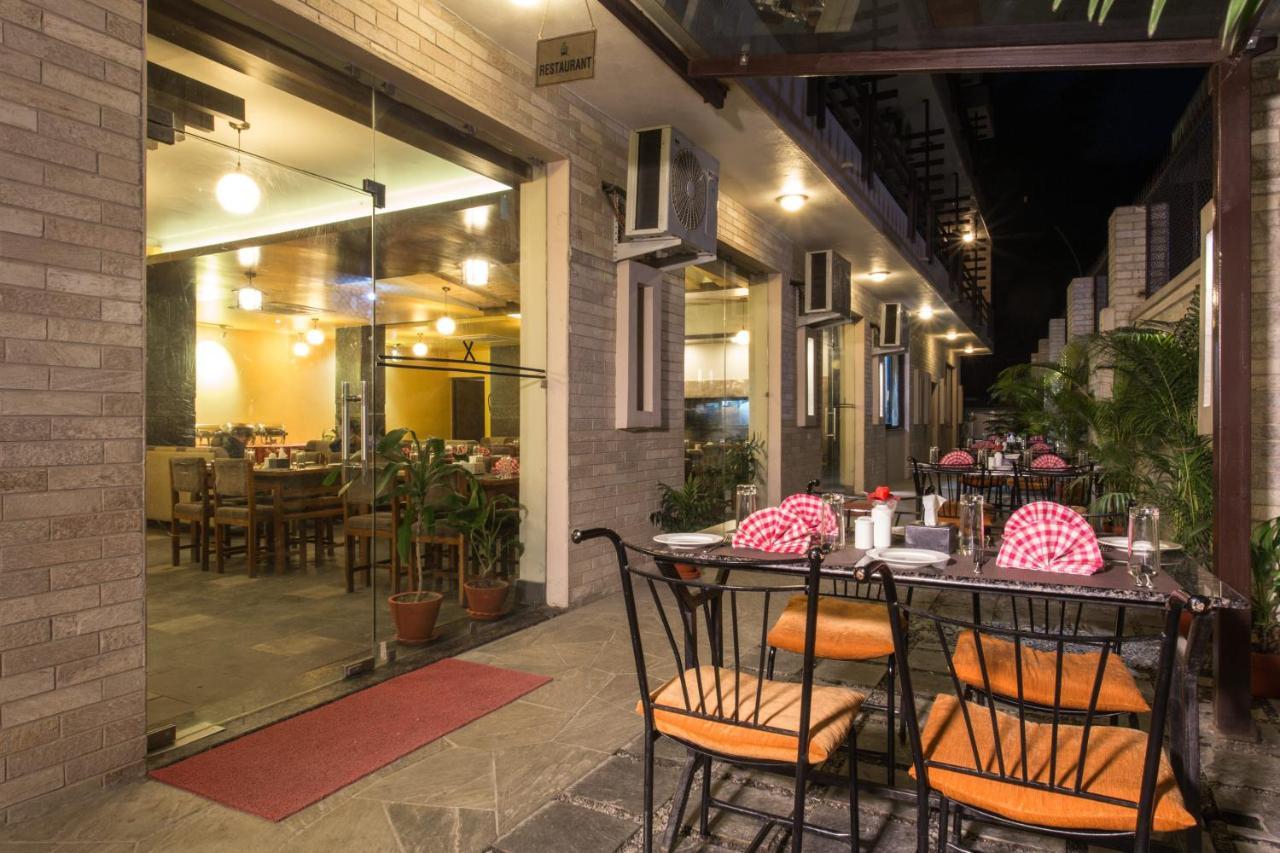 Hotel Queens Park Похара Екстериор снимка