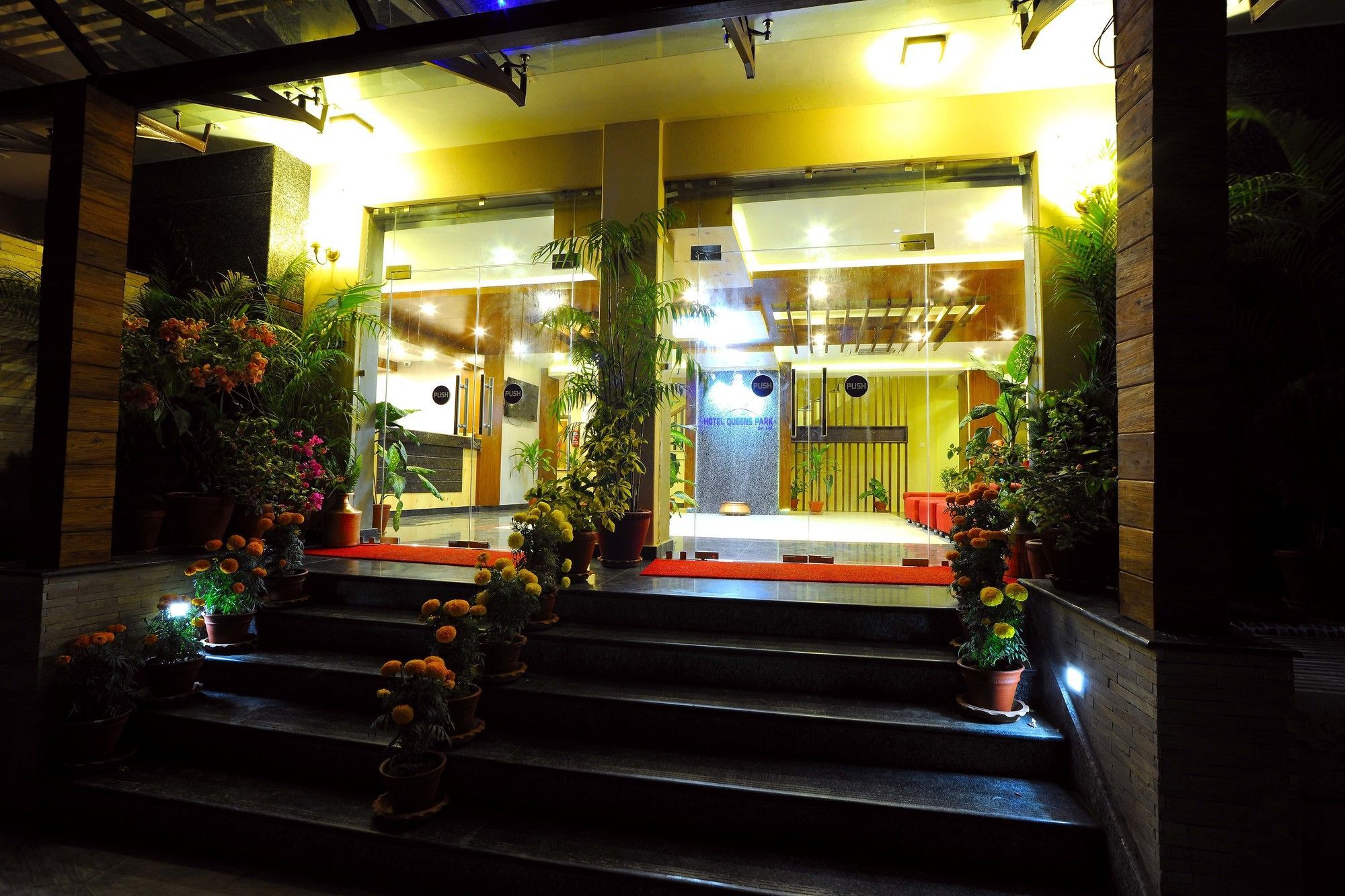 Hotel Queens Park Похара Екстериор снимка