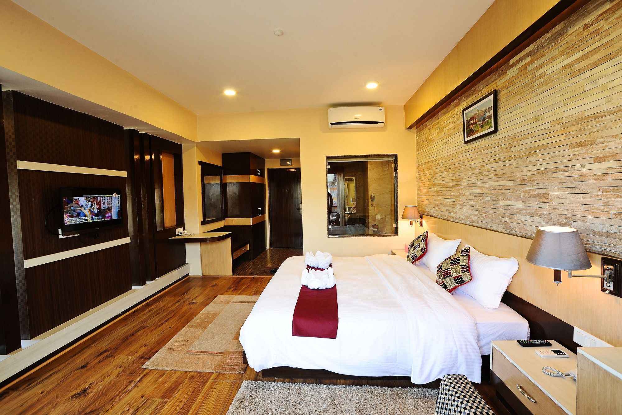 Hotel Queens Park Похара Екстериор снимка